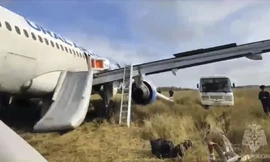 Một chiếc Airbus A320 của hãng Ural Airlines hạ cánh khẩn cấp gần làng Ubinskoye, vùng Novosibirsk, ngày 12/9/2023. (Ảnh: Bộ Khẩn cấp Nga)