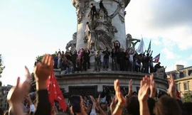 Đám đông tập trung tại quảng trường Place de la Republique ở Paris ngày 10/6, để phản đối đảng RN sau cuộc bầu cử Nghị viện châu Âu. (Ảnh: Reuters)