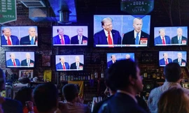 Người dân Mỹ theo dõi cuộc tranh luận trực tiếp trên truyền hình CNN giữa Tổng thống Joe Biden với đối thủ Donald Trump ngày 27/6. (Ảnh: NYT)