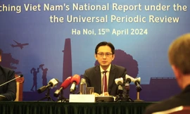 Thứ trưởng Ngoại giao Đỗ Hùng Việt chủ trì cuộc họp báo chiều 15/4. (Ảnh: DT)