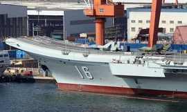 Tàu sân bay Liêu Ninh ở cảng Đại Liên hồi tháng 2. (Ảnh: Global Times)