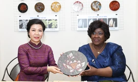 Phu nhân Tổng Bí thư, Chủ tịch nước Tô Lâm cùng Phu nhân Tổng thống Mozambique trải nghiệm làm tranh sơn mài