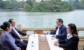 Hai Thủ tướng Việt Nam và Lào tham quan, uống cà phê bên hồ Hoàn Kiếm