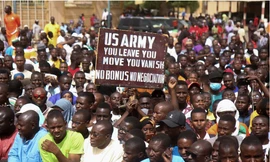 Người Niger biểu tình ở thủ đô Niamey để phản đối hiện diện quân sự của Mỹ ngày 13/4. (Ảnh: Reuters)