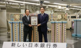 Thủ tướng Nhật Bản Fumio Kishida và Thống đốc Kazuo Ueda giới thiệu 3 tờ tiền mới ngày 3/7. (Ảnh: Japan Times)