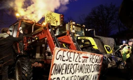Các nông dân Đức xếp hàng máy kéo trước Cổng Brandenburg để chuẩn bị cho cuộc biểu tình quy mô lớn phản đối chính sách thuế. (Ảnh: Reuters)