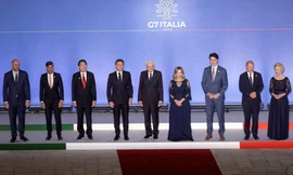 Các lãnh đạo G7 chụp ảnh chung ngày 13/6. (Ảnh: Reuters)