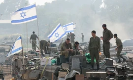 Lính Israel đứng trên xe tăng ở miền nam Israel ngày 1/1/2024. (Ảnh: Reuters)