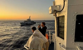 Tàu của lực lượng bảo vệ bờ biển Philippines và tàu Trung Quốc giáp mặt nhau trên vùng biển tranh chấp ngày 5/3. (Ảnh: Reuters)