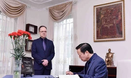 Phó Thủ tướng Trần Hồng Hà ghi sổ tang tưởng niệm các nạn nhân vụ khủng bố ở Nga ngày 22/3. (Ảnh: Nguyên Hồng)