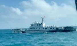  Một tàu hải cảnh Trung Quốc đi qua quần đảo Mã Tổ thuộc Đài Loan (Trung Quốc) ngày 14/10. (Ảnh: AP) 