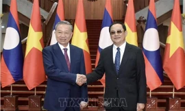 Chủ tịch nước Tô Lâm hội kiến Thủ tướng Lào Sonexay Siphandone. (Ảnh: TTXVN)