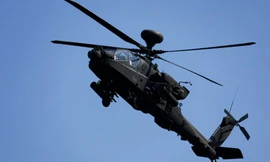 Chiếc trực thăng Apache AH-64 tham gia một cuộc tập trận ở Hàn Quốc ngày 14/8. (Ảnh: Reuters)