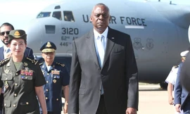 Bộ trưởng Quốc phòng Mỹ Lloyd Austin đến Campuchia ngày 4/6. (Ảnh: Khmer Times)