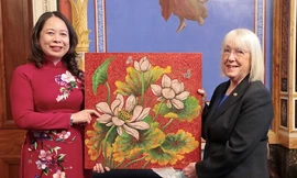Phó Chủ tịch nước Võ Thị Ánh Xuân tặng tranh cho Chủ tịch thường trực Thượng viện Mỹ Patty Murray. (Ảnh: VNA) 