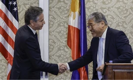 Ngoại trưởng Mỹ Antony Blinken bắt tay người đồng cấp Philippines Enrique Manalo ngày 19/3. (Ảnh: AP)