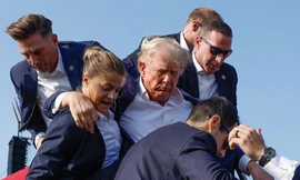 Khoảnh khắc ông Trump được đưa ra khỏi sân khấu. (Ảnh: Getty)