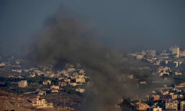 Khói bay lên từ ngôi làng ở miền nam Li-băng sau cuộc không kích của Israel ngày 23/9. (Ảnh: AP)