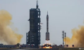 Tên lửa Trường Chinh đưa nhóm phi hành gia trên tàu vũ trụ Thần Châu-17 lên quỹ đạo từ cảng vệ tinh Tửu Tuyền ngày 26/10/2023. (Ảnh: AP)