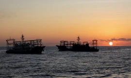 Tàu dân quân biển Trung Quốc gần đá Cỏ Mây ngày 5/3. (Ảnh: Reuters)