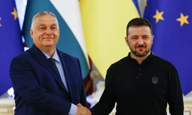 Tổng thống Ukraine Volodymir Zelensky trong cuộc gặp Thủ tướng Hungary Viktor Orban tại Kiev ngày 2/7. (Ảnh: Reuters)