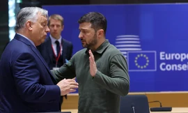 Thủ tướng Hungary Viktor Orban và Tổng thống Ukraine Volodymir Zelensky gặp nhau bên lề thượng đỉnh EU ngày 27/6. (Ảnh: Reuters)