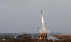 Lực lượng Israel bắn tên lửa từ hệ thống phòng thủ Vòm Sắt gần thành phố Sderot ở miền phía nam để đánh chặn tên lửa phóng từ Dải Gaza 13/5/2023. (Ảnh: Getty)