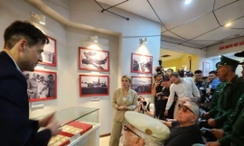 3 cựu chiến binh Pháp cùng Quốc vụ khanh Bộ Quốc phòng Pháp trong chuyến thăm thăm Bảo tàng Chiến thắng lịch sử Điện Biên Phủ ngày 5/5. (Ảnh: ĐTĐ)