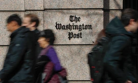 Logo của Washington Post bên ngoài toà soạn ở Washington. (Ảnh: AP)