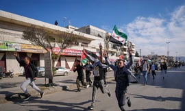 Người Syria ở thị trấn Bar Elias của Li-băng ăn mừng sự sụp đổ của chính phủ Bashar al-Assad ngày 8/12. (Ảnh: AP)