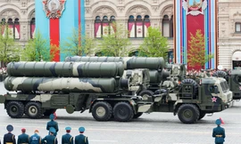Hệ thống S-400 của Nga trong một cuộc diễu binh. (Ảnh: Shuttlestock)