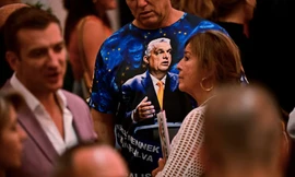 Một người mặc áo phông in hình Thủ tướng Hungary Viktor Orban. (Ảnh: Reuters)