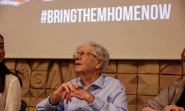 Cựu chánh án Tòa án Tối cao Israel Aharon Barak tại cuộc họp báo cùng một số gia đình con tin ở Tel Aviv ngày 3/11/2023. (Ảnh: Reuters)