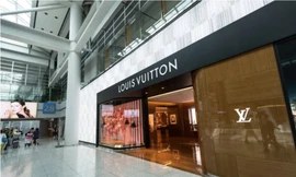 Nhiều người trẻ Hàn Quốc thích chi tiền cho đồ hiệu. ̣(Ảnh: Getty)