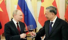 Chủ tịch nước Tô Lâm và Tổng thống Nga Vladimir Putin trong tiệc chiêu đãi tối 20/6. (Ảnh: Nguyễn Khánh)