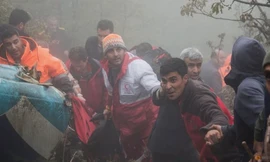 Lực lượng cứu hộ làm việc tại hiện trường vụ rơi trực thăng chở cố Tổng thống Iran Raisi. (Ảnh: Reuters)