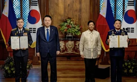 Tổng thống Hàn Quốc Yoon Suk Yeol và Tổng thống Philippines Ferdinand Marcos Jr chứng kiến lễ ký các thỏa thuận hợp tác ngày 7/10. (Ảnh: Reuters)