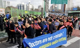 Hàng ngàn bác sĩ Hàn Quốc nghỉ việc và đình công để đòi quyền lợi. (Ảnh: Reuters)