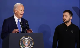 Tổng thống Ukraine Volodymyr Zelenskiy lắng nghe Tổng thống Mỹ Joe Biden phát biểu tại cuộc họp bên lề hội nghị thượng đỉnh kỷ niệm 75 năm thành lập NATO tại Washington ngày 11/7. (Ảnh: Reuters)