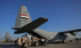 Lực lượng an ninh Iraq dỡ hàng viện trợ nhân đạo tại sân bay quân sự gần Baghdad ngày 24/1. (Ảnh: AP)