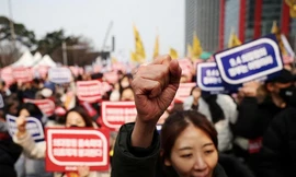 Các bác sĩ Hàn Quốc biểu tình ở Seoul ngày 3/3. (Ảnh: Reuters)