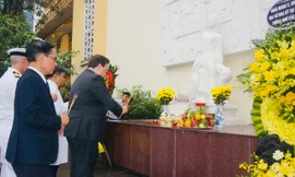 Đại sứ Mỹ thắp hương tưởng niệm các bác sĩ hy sinh ở Bệnh viện Bạch Mai