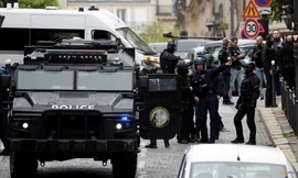 Cảnh sát bao vây hiện trường quanh lãnh sự quán Iran ở Paris sau khi nhận được tin báo. (Ảnh: Reuters)