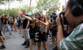 Người dân Barcelona bắn súng nước trong cuộc biểu tình phản đối tình trạng du lịch quá mức ngày 6/7. (Ảnh: Reuters)