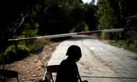 Một lính Thái Lan làm nhiệm vụ ở khu vực biên giới với Myanmar. (Ảnh: Reuters)