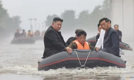 Chủ tịch Triều Tiên Kim Jong Un trong chuyến thăm vùng lũ. (Ảnh: Reuters)