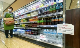 Một siêu thị ở Tokyo treo thông báo hạn chế bán nước đóng chai. (Ảnh: Jiji)
