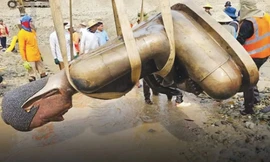 Bức tượng Phật cao khoảng 2m được khai quật ở Lào ngày 16/5. (Ảnh: The Nation)