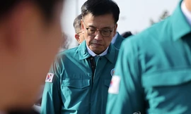 Quyền Tổng thống Hàn Quốc Choi Sang-mok đến thăm sân bay quốc tế Muan, cách thủ đô Seoul 288 km về phía tây nam, để gặp gia đình các nạn nhân của vụ tai nạn máy bay chết người ngày 29/12. (Ảnh: Yonhap)