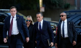 Ông Hunter Biden (giữa) và vợ Melissa Cohen Biden đến toà tại Los Angeles ngày 5/9. (Ảnh: AP)
